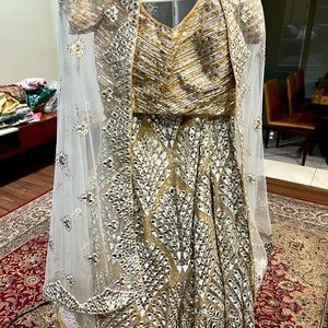 Original designer show stopper lehenga size6 in gold and silver color